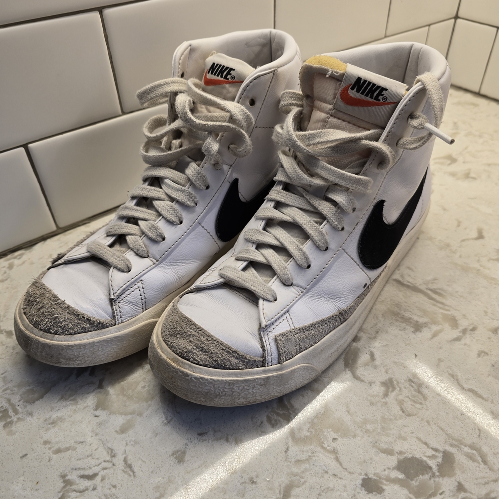 Nike Blazer Mid '77 Vintage sneakers in white and black. 